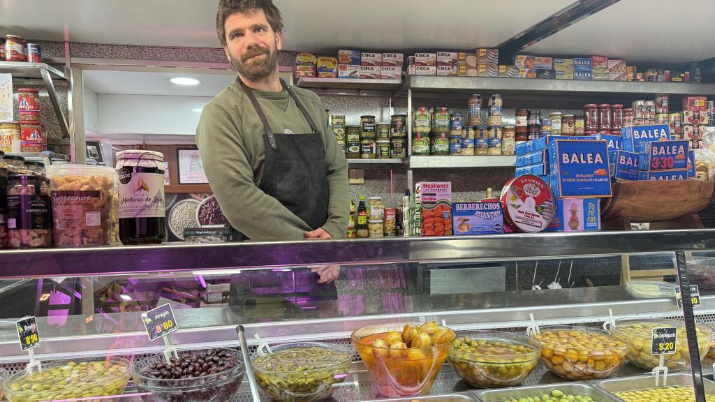 Manuel López en su puesto Variantes Marga del Mercado de la Cebada.