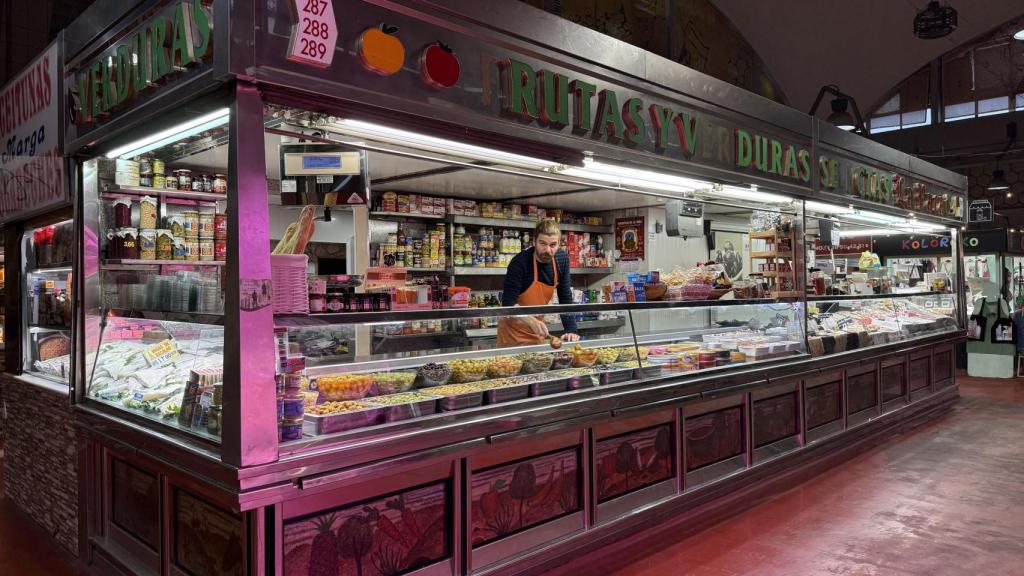 Manuel López Suárez en su puesto Variantes Marga del Mercado de la Cebada.