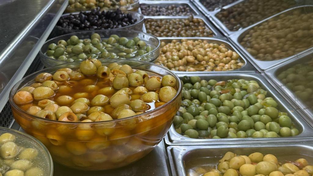 El puesto tiene más de 20 variedades como manzanilla, gordal, kalamata, rellenas de anchoa.