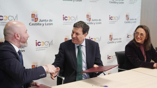 Los consejeros de Economía y Hacienda, Carlos Fernández Carriedo, y de Agricultura, Ganadería y Desarrollo Rural, María González Corral, y el presidente de la Asociación IGP Queso Castellano, Víctor Martín Osona, participan en el acto de firma del protocolo para impulsar la exportación de queso en el marco del V Plan de Internacionalización, este lunes
