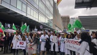 Protesta de los sanitarios frente a la consejería de Sanidad del Gobierno de Aragón