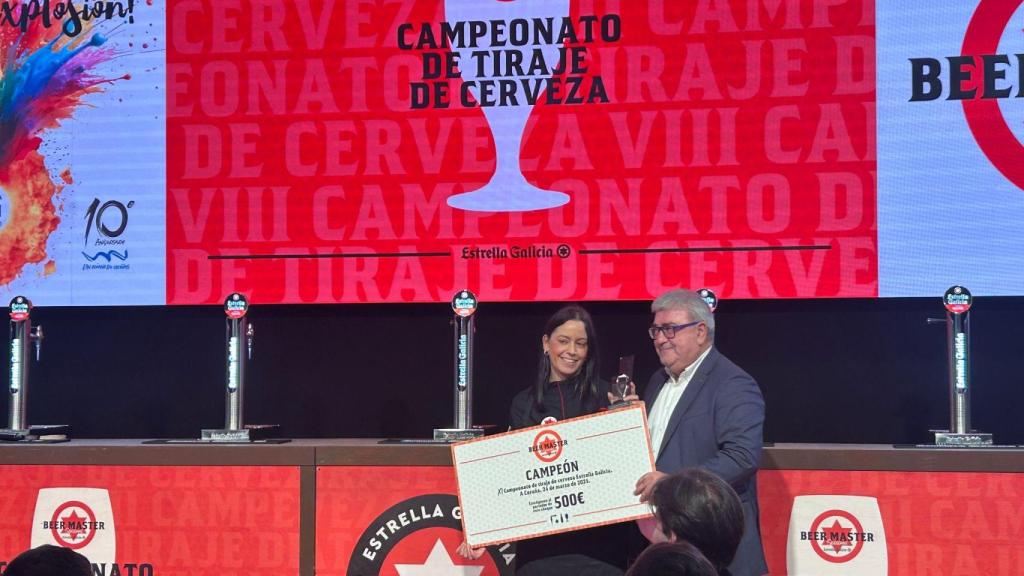 Sonia Falcón recibiendo el premio como ganadora.