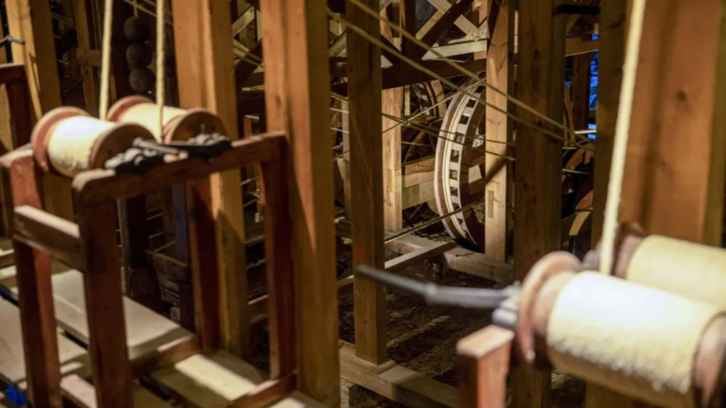 La maquinaria escénica y de elevación del patio de butacas del Teatro de Rojas, en Toledo.