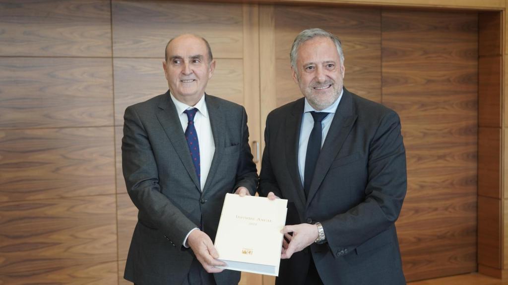 El Procurador del Común, Tomás Quintana, durante su entrega del Informe Anual de la institución correspondiente a 2024 al presidente de las Cortes, Carlos Pollán, este lunes