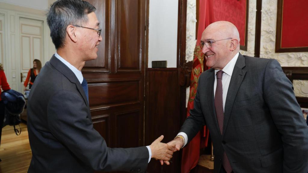 El embajador de China en España, Yao Jing, y el alcalde de Valladolid, Jesús Julio Carnero, mantienen una reunión en el Ayuntamiento