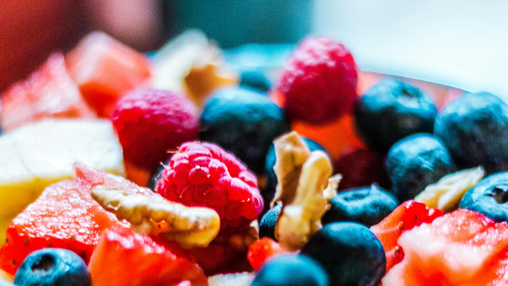 Frutos secos y frutos rojos son fuente de urolitina A.