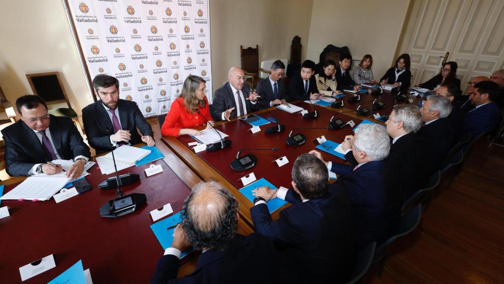 Reunión entre el embajador de China en España, el alcalde y varias empresas de Valladolid