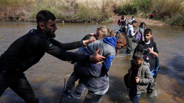 Un hombre ayuda a un hombre sirio con niños, que huyó de la violencia en el oeste de Siria, en el río Nahr El Kabir, después de los asesinatos masivos reportados de miembros de la minoría alauita , en Akkar, Líbano, el 11 de marzo de 2025.