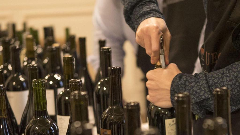 Preparación de botellas en los Premios Bacchus 2021