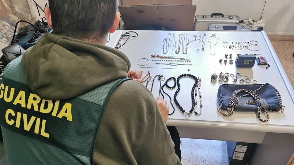 Detienen a un ladrón por seis robos con fuerza en viviendas y una ...