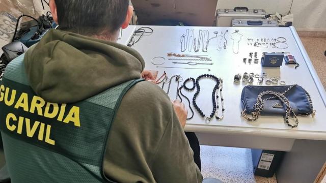 Objetos y joyas intervenidas.