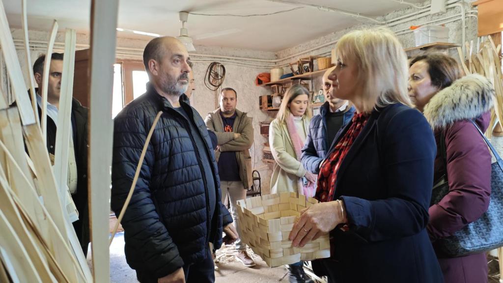 La consejera de Industria, Comercio y Empleo, Leticia García Sánchez, en su visita a Montemayor del Río