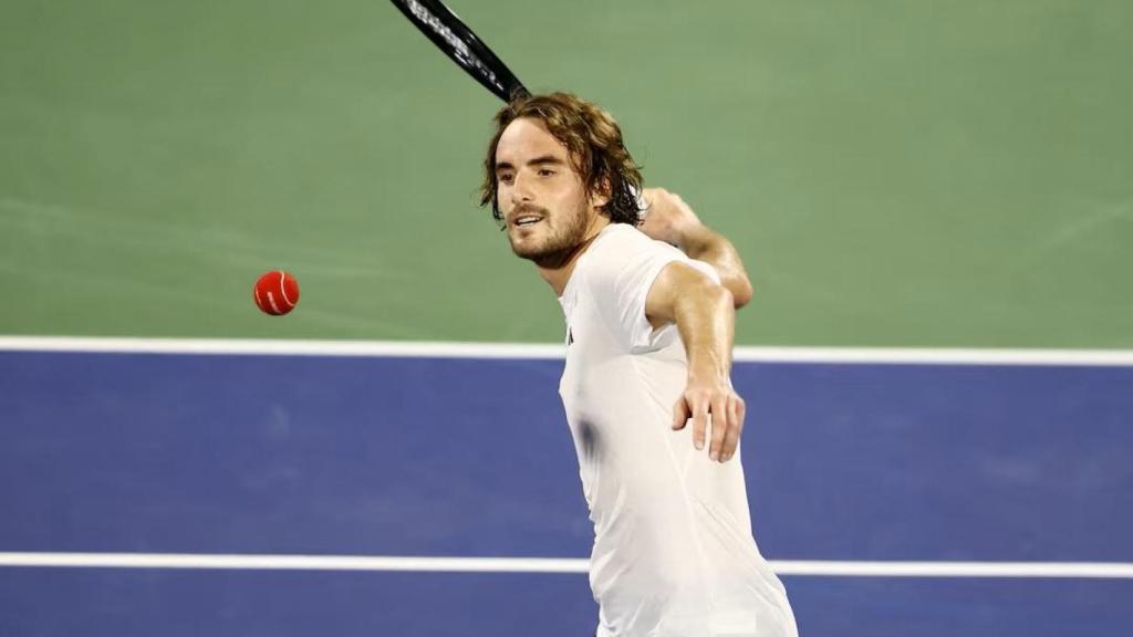 Stefanos Tsitsipas celebra su victoria en Dubái.