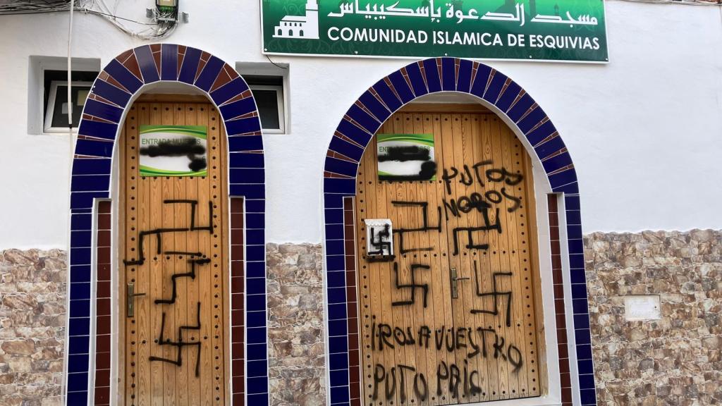 Mezquita de Esquivias con pintadas y esvásticas nazis. Foto: Ayuntamiento.