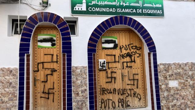 Mezquita de Esquivias con pintadas y esvásticas nazis. Foto: Ayuntamiento.