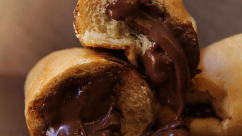 El panadero sevillano que ha reinventado un clásico de las meriendas de la infancia: el bollycao