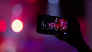 Móvil con la app de cámara abierta