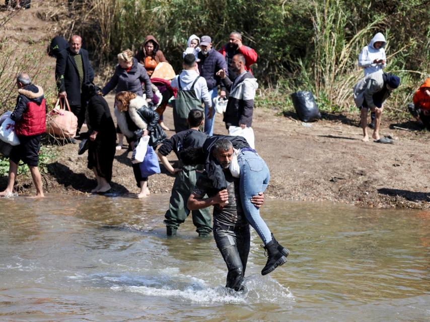 Sirios alauitas , que huyeron de la violencia en el oeste de Siria, caminan junto al agua de Nahr El Kabir, después de los asesinatos masivos reportados de miembros de la minoría alauita , en Akkar, Líbano, el 11 de marzo de 2025.