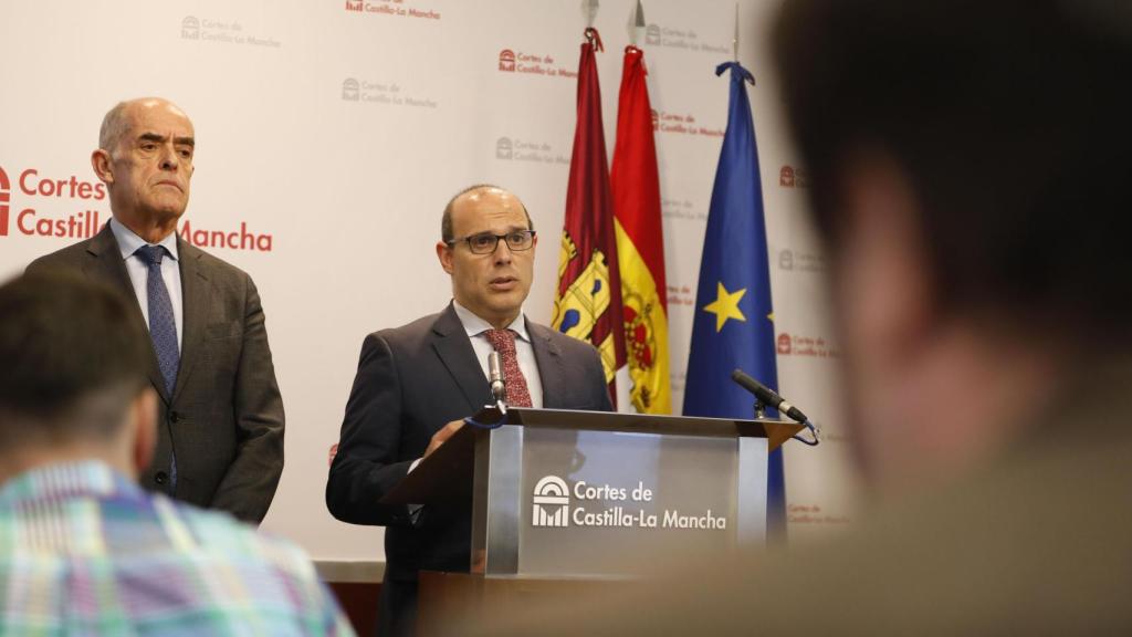 Pablo Bellido (d), presidente de las Cortes de Castilla-La Mancha, y Jesús Carrobles (i), vicepresidente del Patronato y presidente de la Junta de Protectores de la Real Fundación de Toledo.