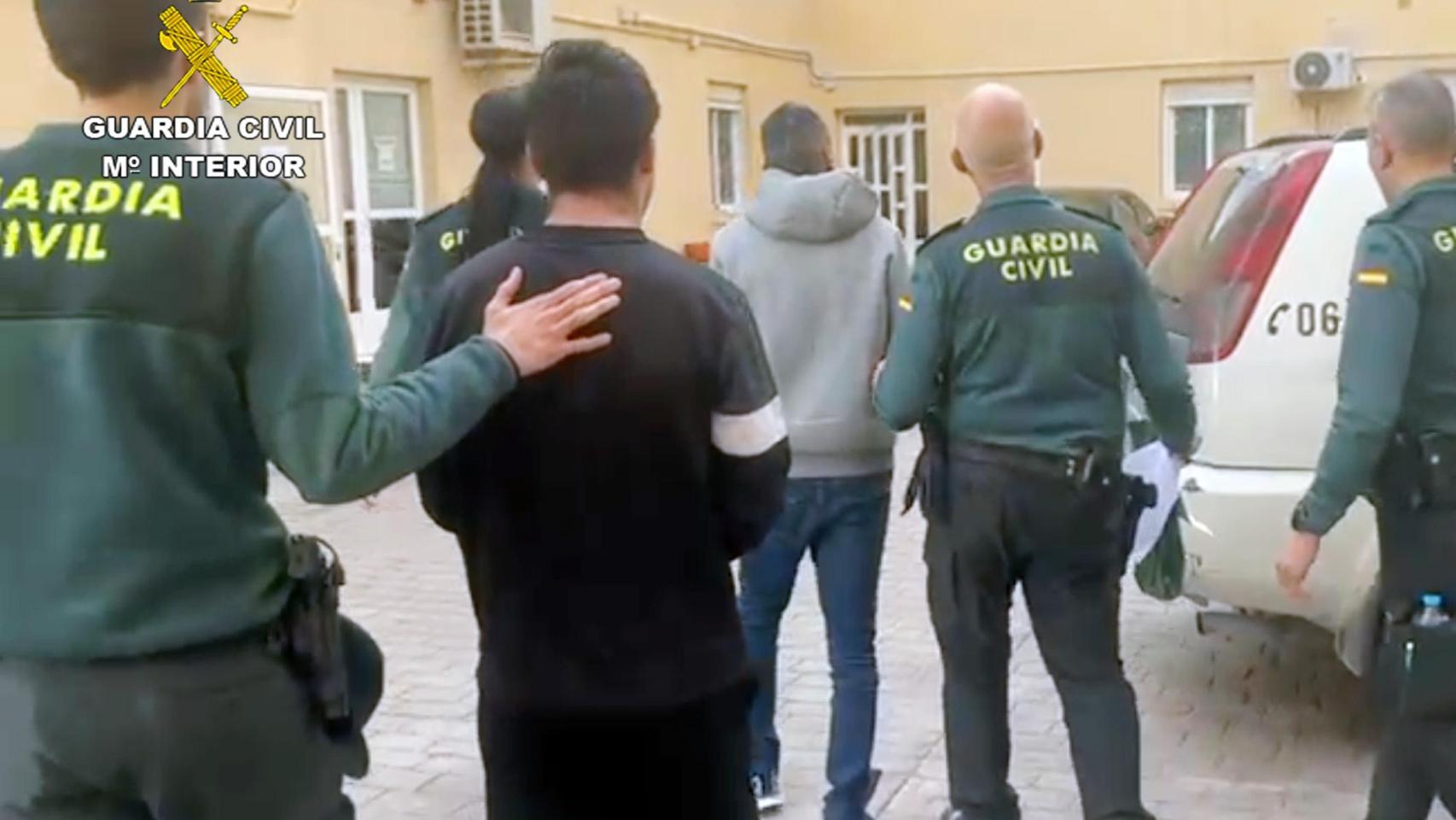 La Guardia Civil tras arrestar a los dos autores del robo a Julián 'El Tigre de Leganés'.