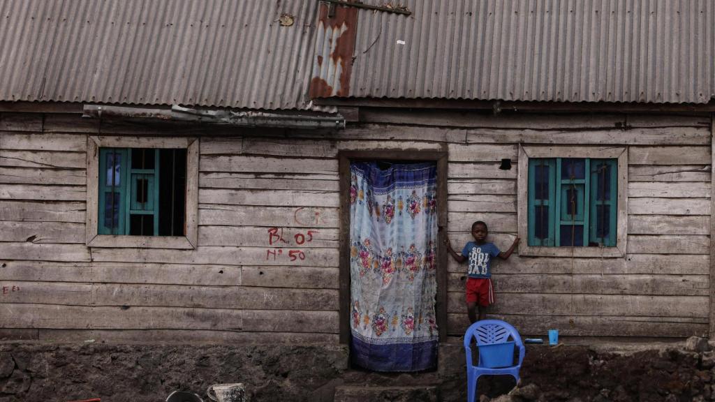 Un niño se encuentra frente a su casa en Sake, ciudad controlada por los rebeldes del M23.