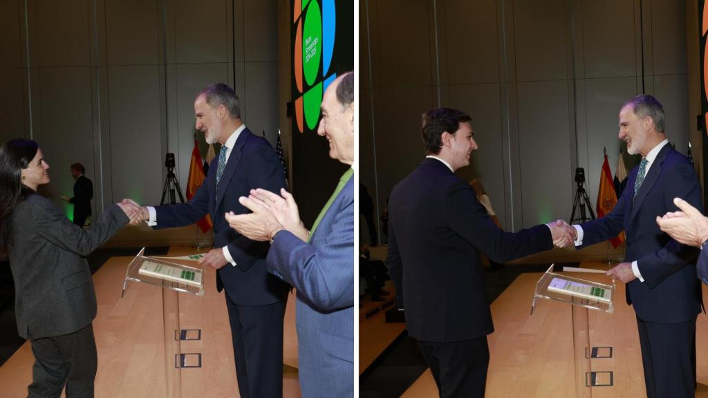 Leire Ayala y Adrián Carbajo reciben el diploma de la mano de Felipe VI, ante la mirada de Ignacio Galán