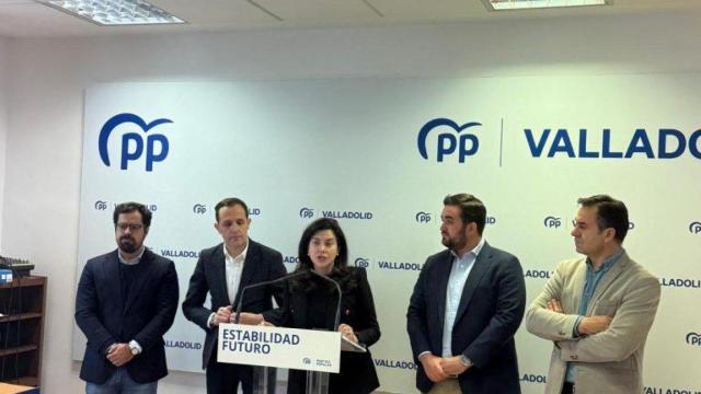 Los parlamentarios populares por la provincia, Arenales Serrano, José Ángel Alonso y Eduardo Carazo, junto al presidente provincial Conrado Íscar
