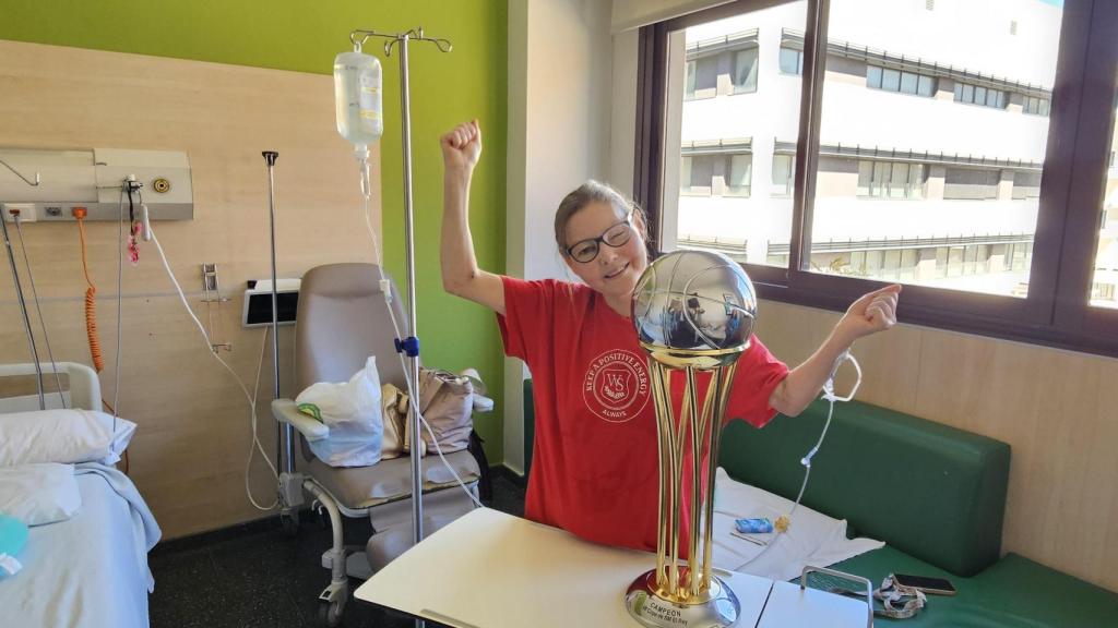 Una paciente del Hospital Quirónsalud Málaga con la Copa de Rey del Unicaja.