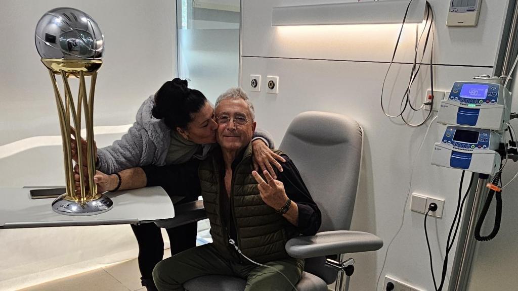 Uno de los pacientes ingresados con un familiar y la Copa del Rey.