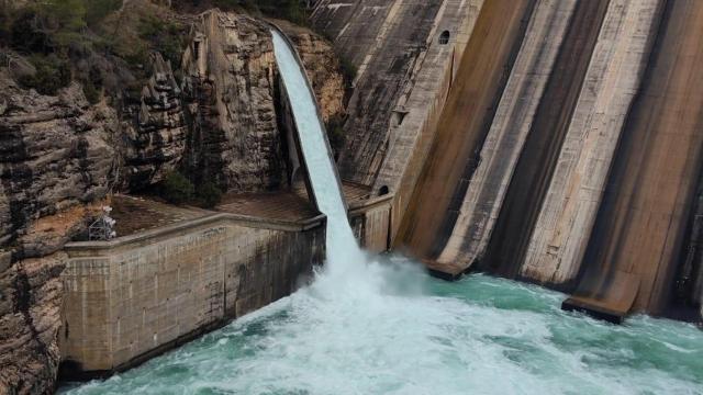 El embalse de El Grado, en Huesca, soltando agua