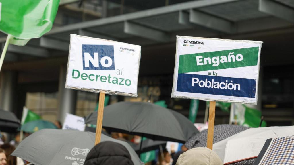 Concentración de los sanitarios frente a la consejería de Sanidad