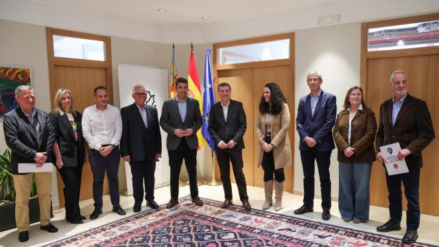 Reunión del presidente de la Generalitat con los vecinos de la Playa de San Juan de Alicante.