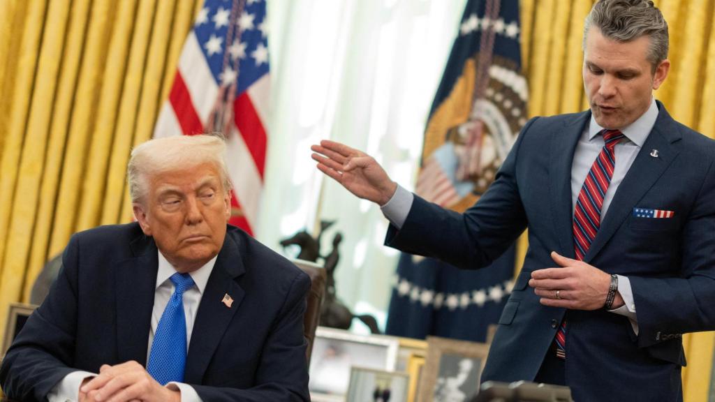 El secretario de Defensa de Estados Unidos, Pete Hegseth, habla junto al presidente Donald Trump, en la Oficina Oval de la Casa Blanca, en Washington, DC, Estados Unidos, el 21 de marzo de 2025.