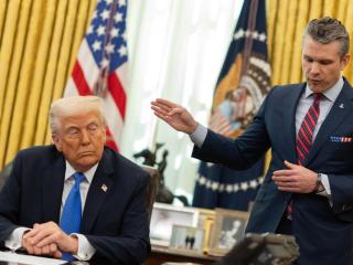 El secretario de Defensa de Estados Unidos, Pete Hegseth, habla junto al presidente Donald Trump, en la Oficina Oval de la Casa Blanca, en Washington, DC, Estados Unidos, el 21 de marzo de 2025.