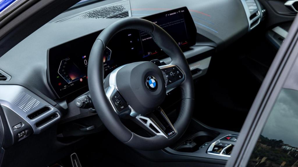 Imagen del interior del vehículo, donde destaca el BMW Curved Display.