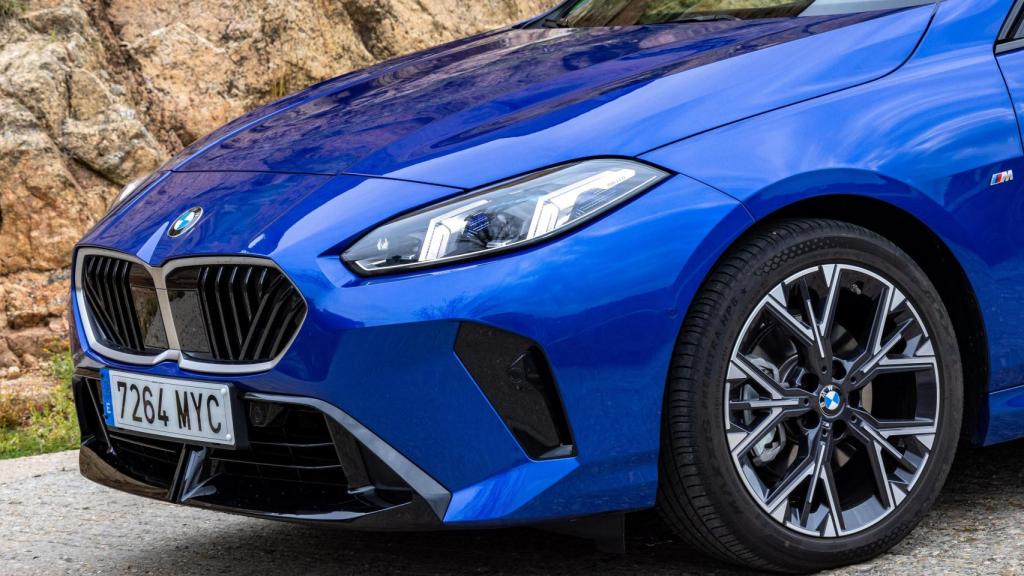 Primer plano de la parrilla frontal.