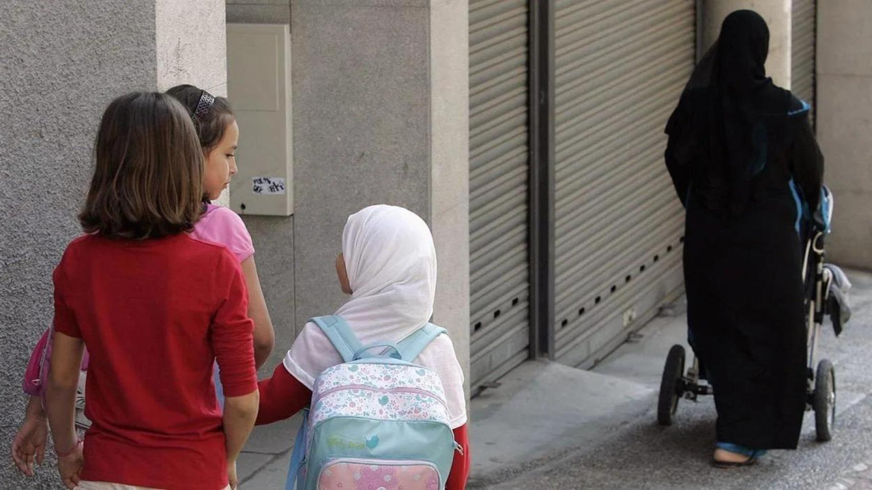 Un grupo de niñas, dirigiéndose al colegio.
