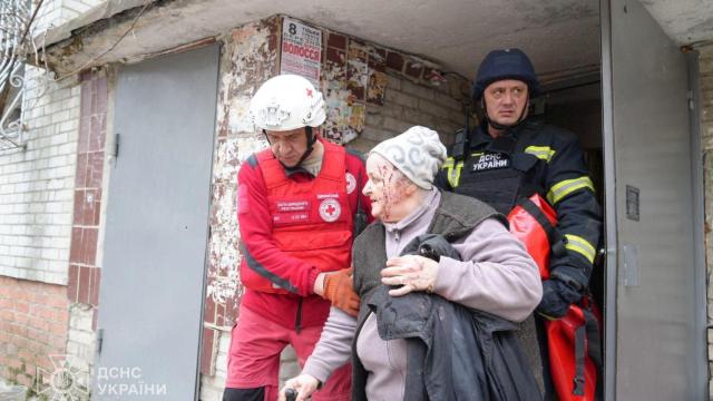 Un equipo de rescate desaloja a una mujer tras los ataques rusos de ayer sobre Sumy.