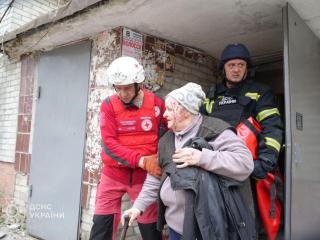 Un equipo de rescate desaloja a una anciana tras los ataques rusos de ayer sobre Sumy.