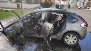 Coche calcinado en Tordesillas (Valladolid)