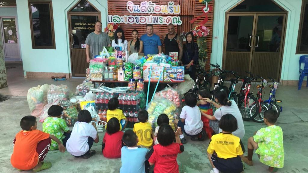 Chet (segundo por la derecha) en uno de sus viajes solidarios.