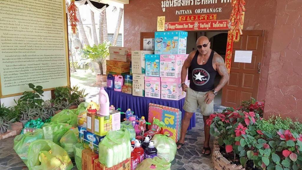 El extraficante británico con material donado a un orfanato.