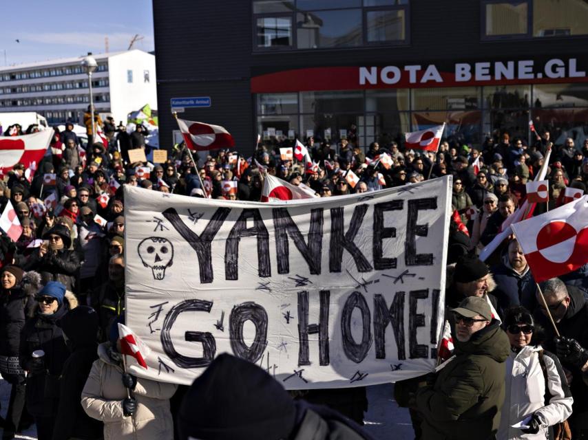 Manifestantes se reúnen frente al consulado estadounidense durante una manifestación.