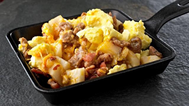 Un revuelto con huevos y otros ingredientes  (Imagen de archivo)