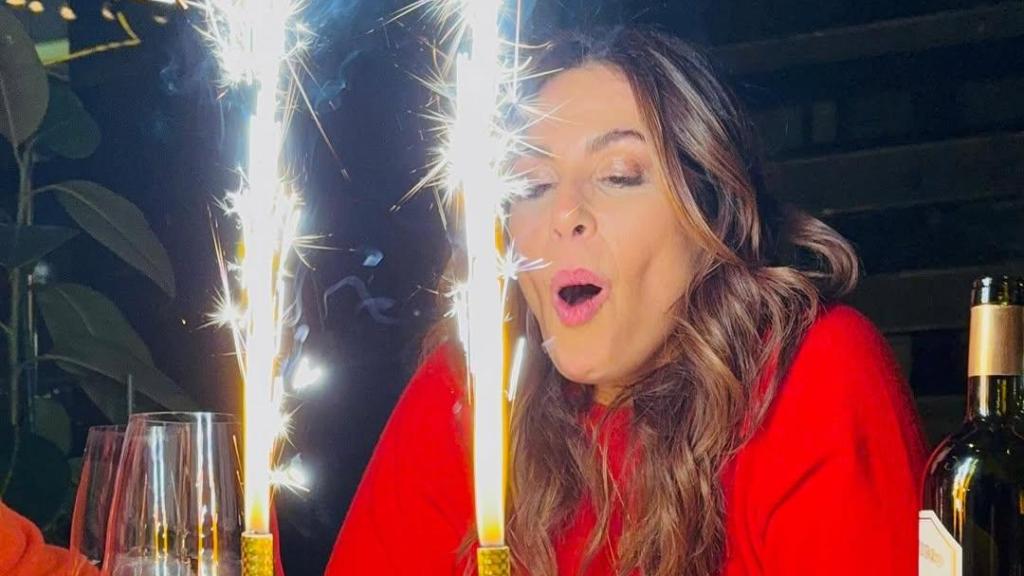 Nuria Roca soplando las velas de la tarta.