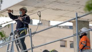 Varios trabajadores de una empresa de construcción en una foto de archivo.