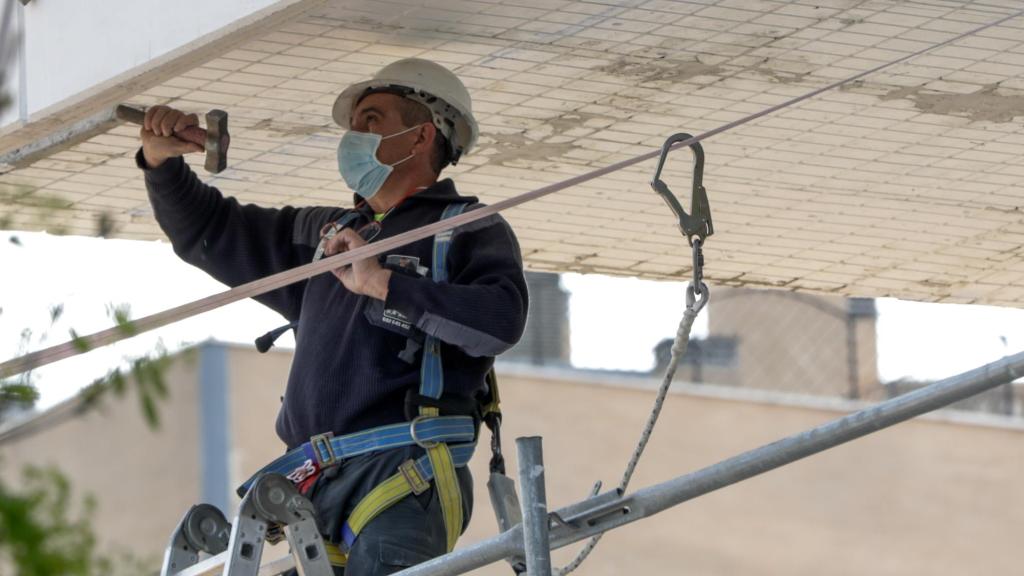 Varios trabajadores de una empresa de construcción en una foto de archivo.