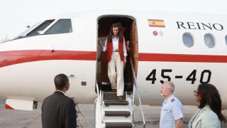 La Reina, bajando del avión en el aeropuerto.