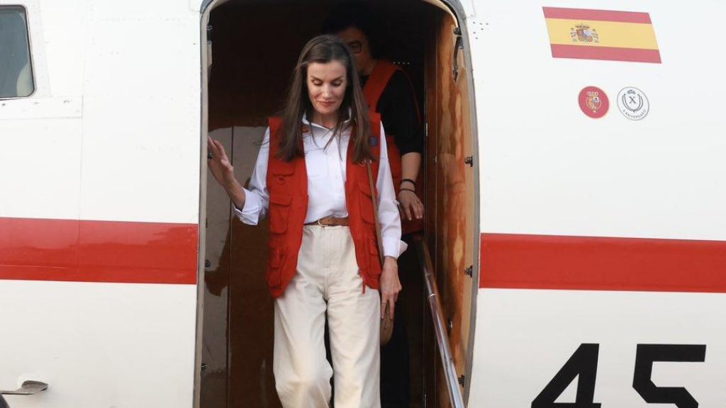 La Reina, bajando del avión en el aeropuerto.