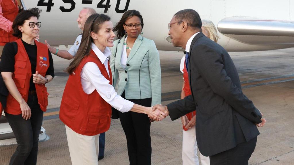 Letizia llevaba una discreta diadema negra.